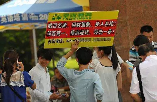 探索未来之门，2025新奥门正版免费资料揭秘，揭秘未来之门，2025新奥门正版免费资料探索