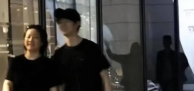 女厕一推门就看到“男明星咧嘴笑”女厕偶遇，推开门的瞬间，男明星咧嘴笑背后的故事
