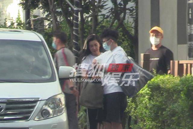 他信与女儿拥抱面带笑容上囚车他信与女儿拥抱面带笑容上囚车的感人瞬间