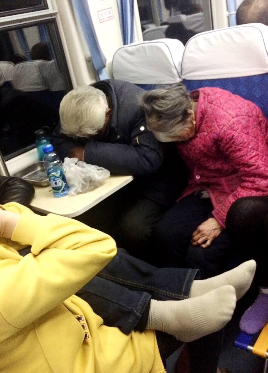 大爷挂扶梯众人营救大爷挂扶梯众人营救，一场紧急救援的温暖瞬间