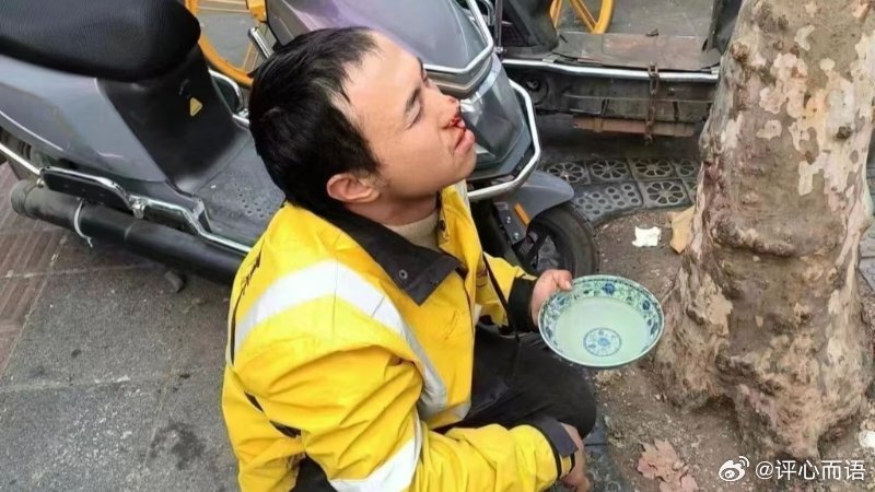外卖小哥吃蛋糕抹泪外卖小哥吃蛋糕抹泪，背后的故事与情感共鸣