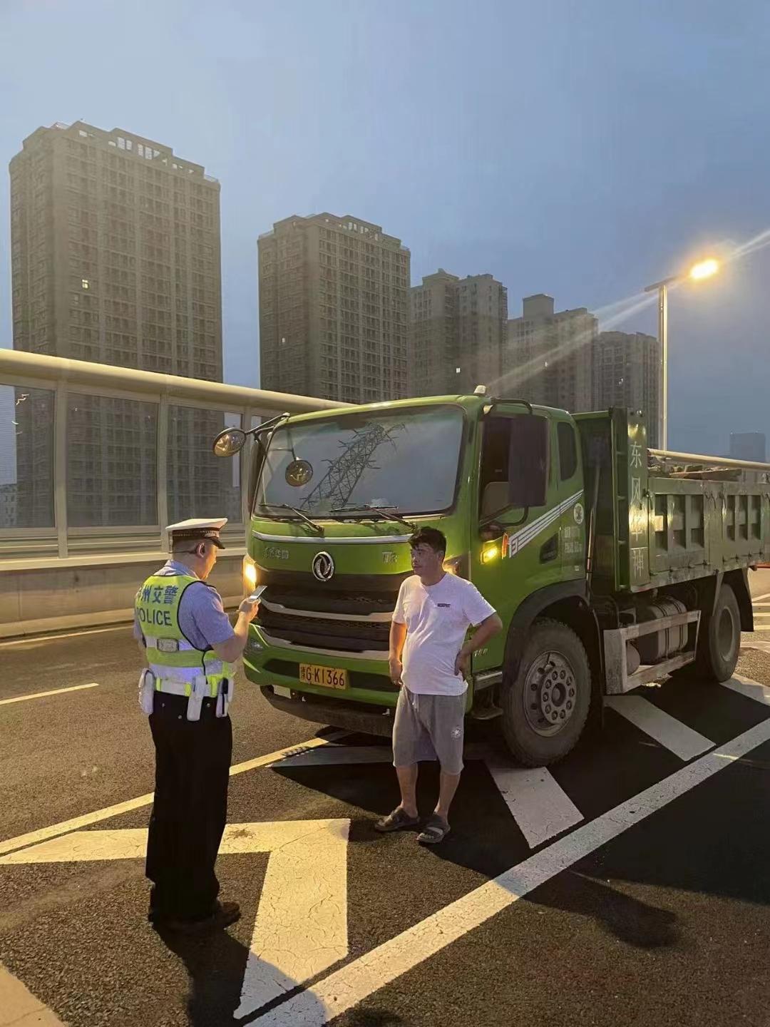 郑州高架桥停满私家车郑州高架桥私家车停放现象观察与思考