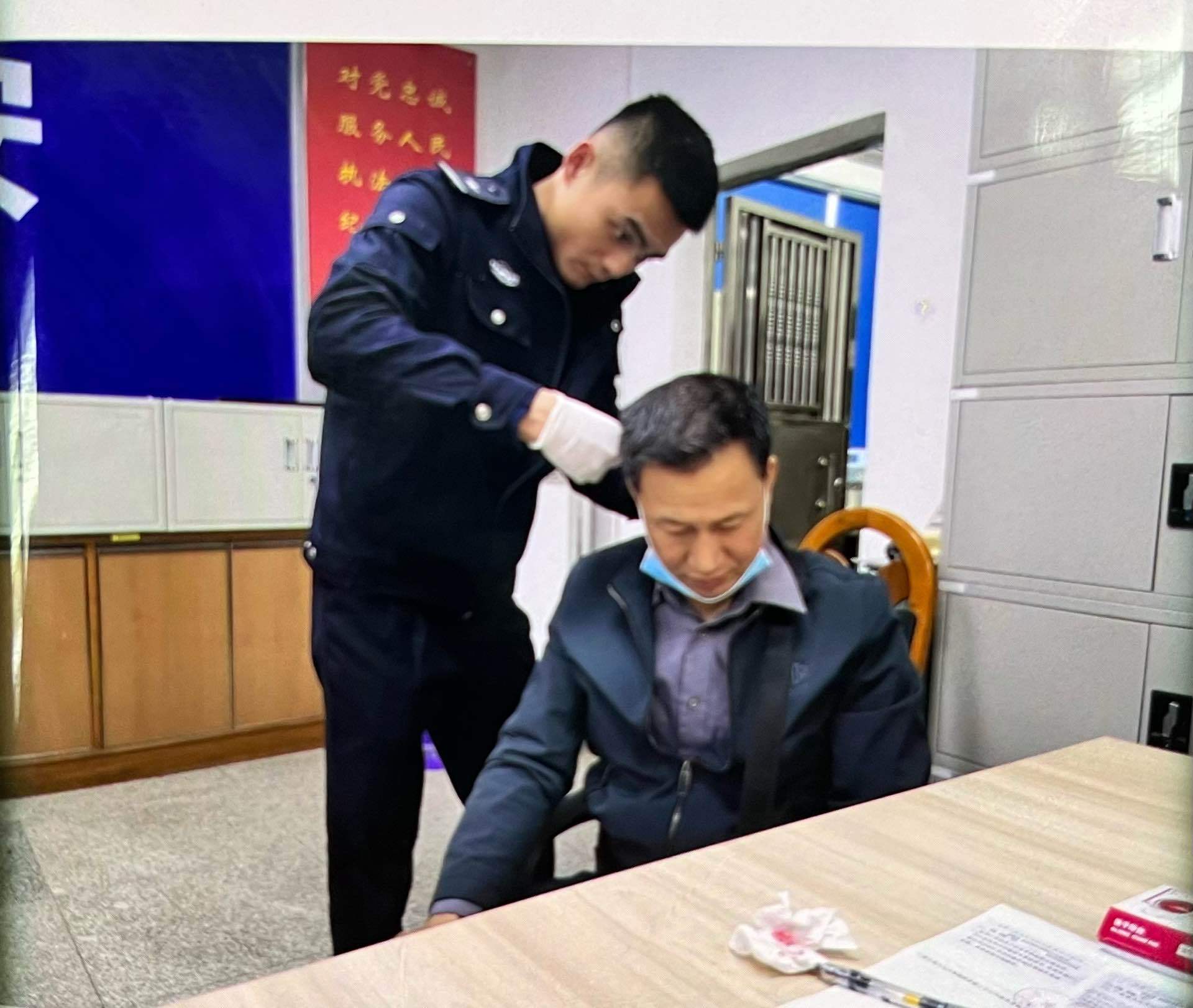 毒贩检举禁毒队长毒贩检举禁毒队长是一种涉及职业道德、法律和社会责任的行为。在这种情况下，需要考虑以下几个方面