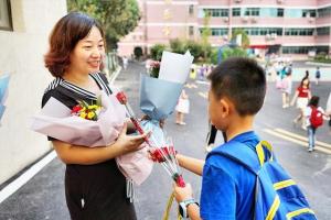 校长站校门口不让学生送礼物校长站校门口，拒绝学生送礼物的背后深意